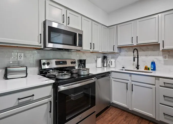 2b1b Stylish Haven - Pool And Parking Apartment