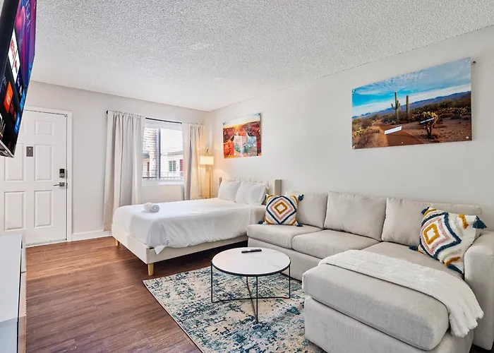 2b1b Stylish Haven - Pool And Parking Apartment *